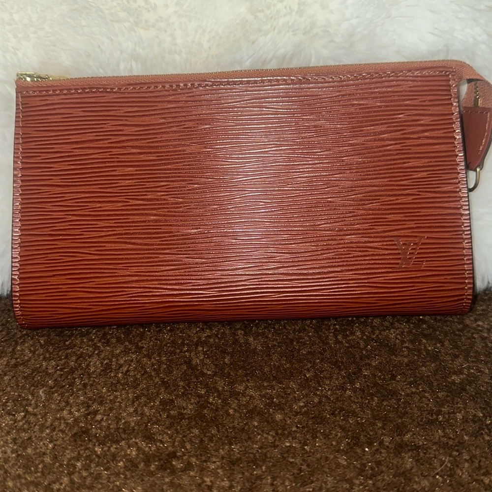 Luis Vuitton rust orange Epi leather zip pouch. Excellent condition!